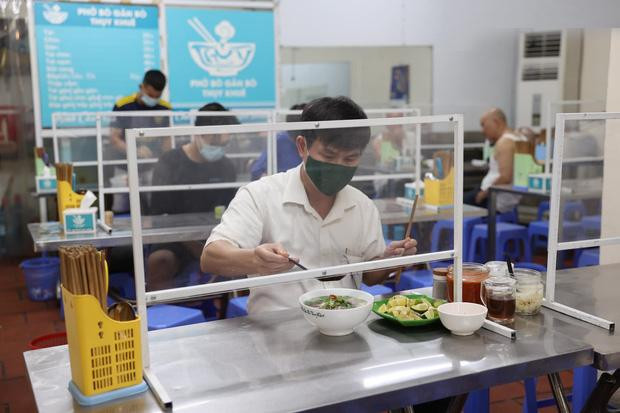 Quán phở thực hiện nghiêm quy định phòng chống dịch