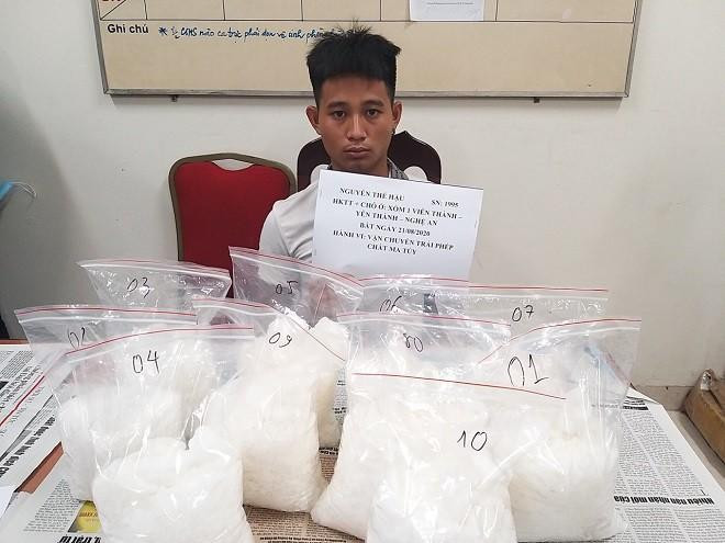 Công an Hà Nội bắt đối tượng Nguyễn Thế Hậu (1995, trú tại xã Viên Thành, huyện Yên Thành, Nghệ An) vận chuyển ma túy tổng hợp từ Nghệ An ra Hà Nội