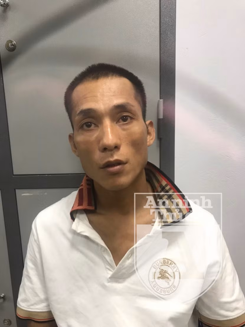 Đối tượng Nguyễn Mạnh Vinh đã liên tiếp gây ra 2 vụ cướp giật tài sản của du khách nước ngoài Đối tượng Nguyễn Mạnh Vinh đã liên tiếp gây ra 2 vụ cướp giật tài sản của du khách nước ngoài