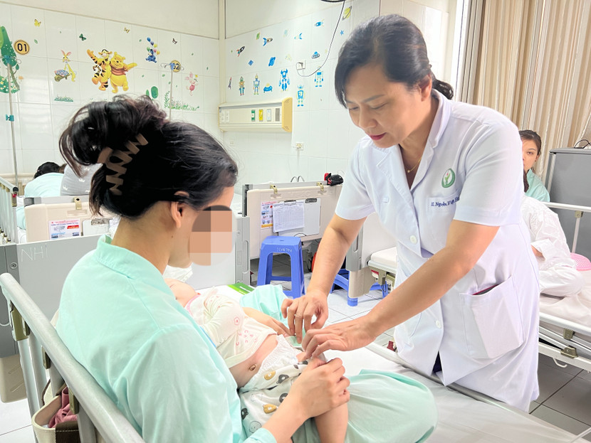 PGS.TS Nguyễn Việt Hoa thăm khám cho bệnh nhi sau ca mổ PGS.TS Nguyễn Việt Hoa thăm khám cho bệnh nhi sau ca mổ