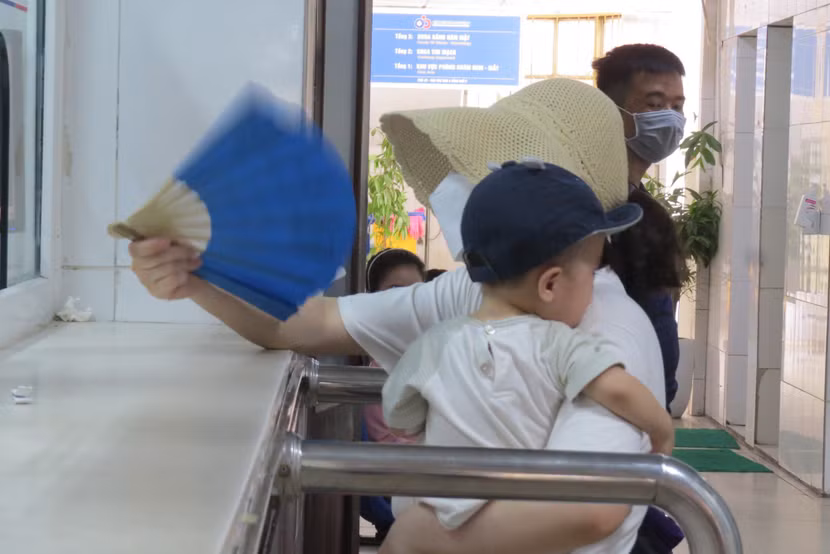 Thời tiết nắng nóng gay gắt khiến trẻ dễ đổ bệnh