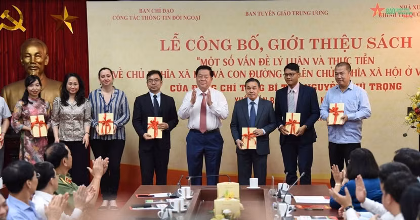 Trưởng Ban Tuyên giáo Trung ương Nguyễn Trọng Nghĩa trao tặng sách của Tổng Bí thư cho các đại biểu
