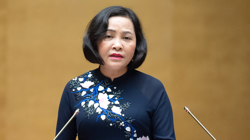 Trưởng Ban Công tác đại biểu Nguyễn Thị Thanh trình bày tờ trình trước Quốc hội