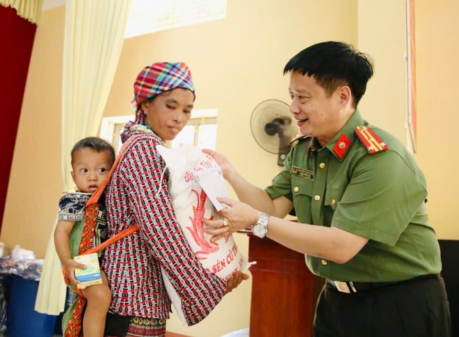 Thượng tá Nguyễn Thanh Bình - Trưởng Ban Biên tập An ninh Thủ đô ân cần thăm hỏi, trao quà tặng chị Giàng Thị Công (43 tuổi), dân tộc Mông, thôn Khe Đâm, xã Mỏ Vàng, huyện Văn Yên, tỉnh Yên Bái bị ảnh hưởng bởi cơn bão số 3, năm 2024 Thượng tá Nguyễn Thanh Bình - Trưởng Ban Biên tập An ninh Thủ đô ân cần thăm hỏi, trao quà tặng chị Giàng Thị Công (43 tuổi), dân tộc Mông, thôn Khe Đâm, xã Mỏ Vàng, huyện Văn Yên, tỉnh Yên Bái bị ảnh hưởng bởi cơn bão số 3, năm 2024