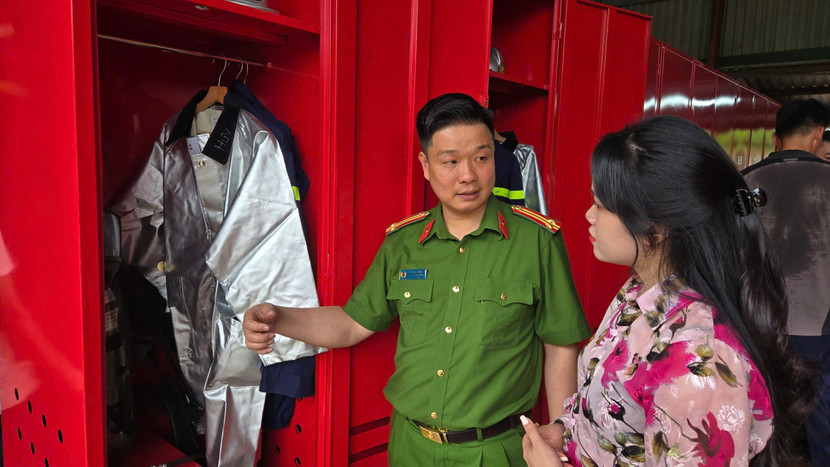 Trung tá Vũ Đức Hưng - Phó trưởng Phòng Cảnh sát PCCC và CNCH chia sẻ với phóng viên về chiếc tủ đặc biệt Trung tá Vũ Đức Hưng - Phó trưởng Phòng Cảnh sát PCCC và CNCH chia sẻ với phóng viên về chiếc tủ đặc biệt