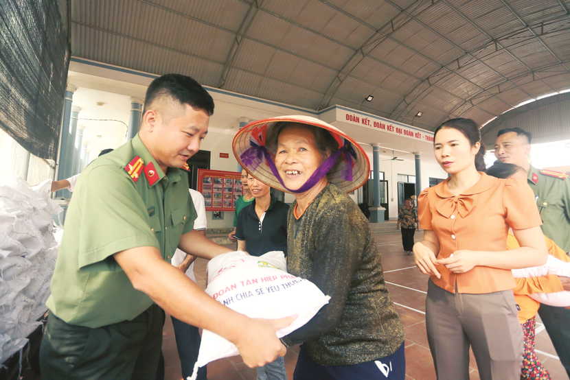 Trung tá Chu Quốc Dũng, Phó Trưởng Ban biên An ninh Thủ đô tập trao 10 tấn gạo hỗ trợ bà con khó khăn, bị ảnh hưởng bởi siêu bão Yagi ở huyện Cẩm Khê, tỉnh Phú Thọ Trung tá Chu Quốc Dũng, Phó Trưởng Ban biên An ninh Thủ đô tập trao 10 tấn gạo hỗ trợ bà con khó khăn, bị ảnh hưởng bởi siêu bão Yagi ở huyện Cẩm Khê, tỉnh Phú Thọ