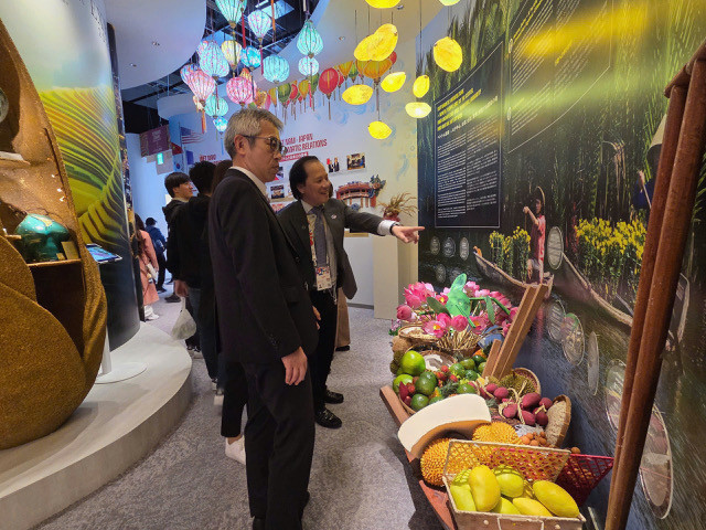 Ông Trần Nhất Hoàng - Phó Cục trưởng Cục Hợp tác quốc tế (Bộ VHTTDL) giới thiệu về 10 sản phẩm nông thủy sản Việt Nam có giá trị xuất khẩu trên 1 tỷ USD