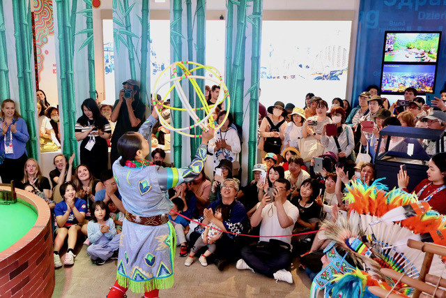 Nghệ sỹ bản địa Mỹ cùng biểu diễn tại Nhà triển lãm Việt Nam - đây là lần đầu tiên nghệ sỹ Việt Nam biểu diễn cùng nghệ sỹ bản địa Mỹ