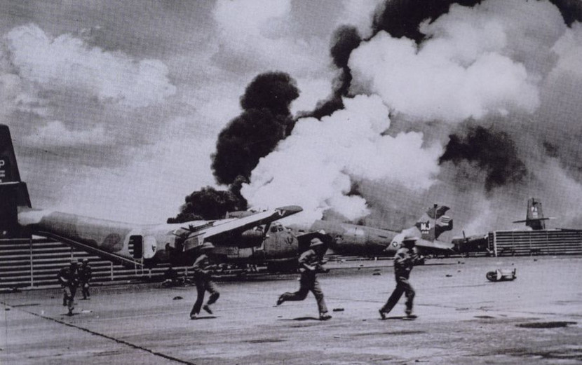 Hình ảnh bộ đội Sư đoàn 10 - Quân đoàn 3 đánh chiếm sân bay Tân Sơn Nhất (Tác giả: Nhà báo Đinh Quang Thành) Hình ảnh bộ đội Sư đoàn 10 - Quân đoàn 3 đánh chiếm sân bay Tân Sơn Nhất (Tác giả: Nhà báo Đinh Quang Thành)