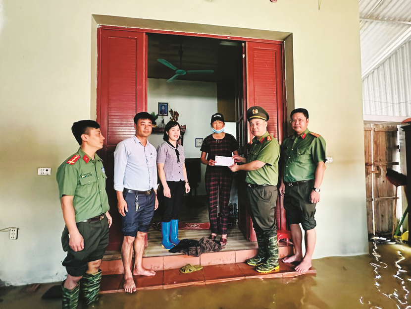 Thượng tá Lưu Hồng Quân - Phó Trưởng Ban Biên tập An ninh Thủ đô trao quà cho các hộ dân bị ảnh hưởng bởi siêu bão Yagi ở xã Tân Hưng, huyện Sóc Sơn (Hà Nội) Thượng tá Lưu Hồng Quân - Phó Trưởng Ban Biên tập An ninh Thủ đô trao quà cho các hộ dân bị ảnh hưởng bởi siêu bão Yagi ở xã Tân Hưng, huyện Sóc Sơn (Hà Nội)