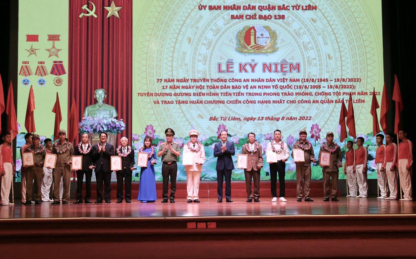 Thứ trưởng Lê Quốc Hùng và Phó Bí thư Thành ủy, Chủ tịch HĐND thành phố Hà Nội Nguyễn Ngọc Tuấn tuyên dương “10 Gương điển hình tiên tiến trong phong trào phòng chống tội phạm” quận Bắc Từ Liêm, Hà Nội năm 2022