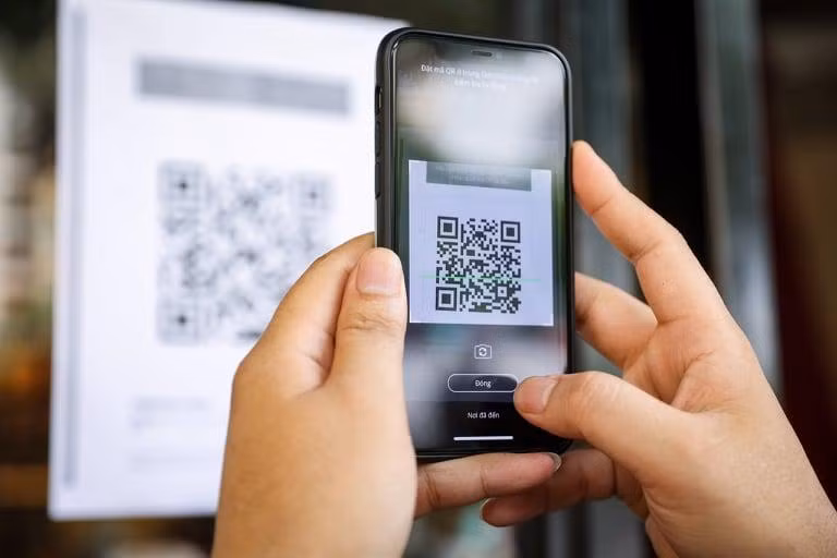 Các trung tâm thương mại yêu cầu khách hàng quét mã QR trước khi vào mua sắm