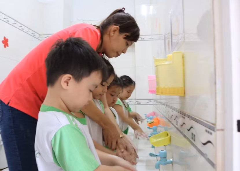Bệnh tay chân miệng lây lan mạnh trong môi trường mầm non, mẫu giáo