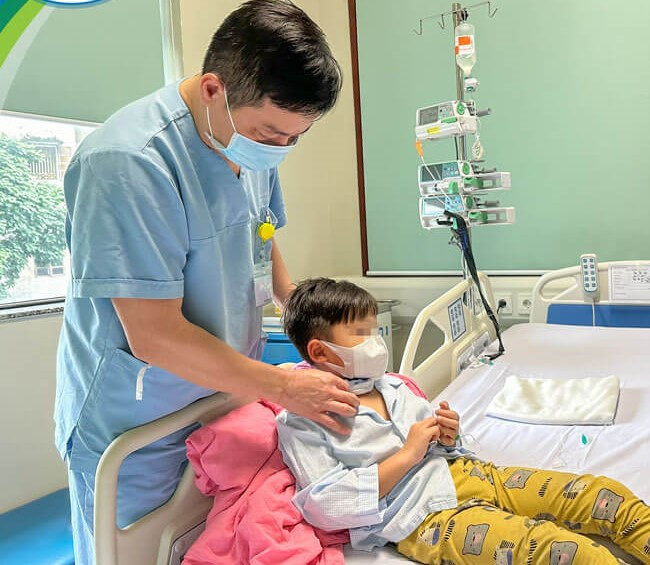 Trẻ 7 tuổi được chăm sóc tại Bệnh viện Nhi Trung ương sau phẫu thuật