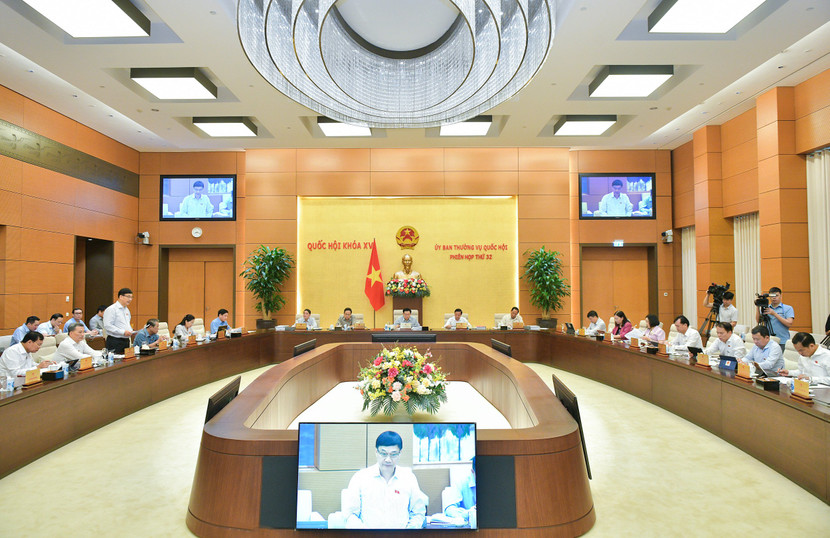 Chủ nhiệm Ủy ban Kinh tế của Quốc hội Vũ Hồng Thanh trình bày báo cáo thẩm tra Chủ nhiệm Ủy ban Kinh tế của Quốc hội Vũ Hồng Thanh trình bày báo cáo thẩm tra