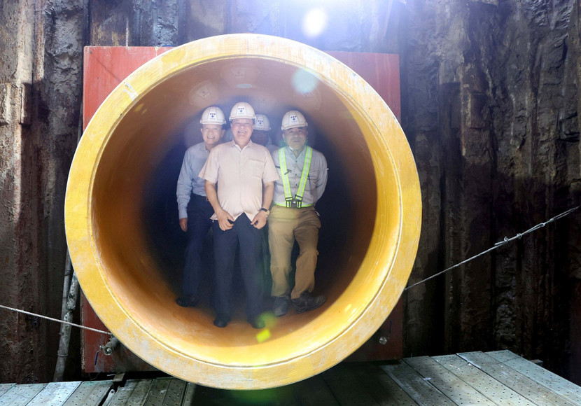 Bí thư Thành ủy Đinh Tiến Dũng kiểm tra hệ thống cống ngầm thu nước thải khu vực sông Tô Lịch