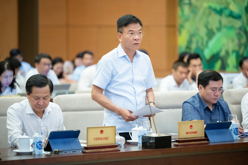 Bộ trưởng Bộ Tư pháp Lê Thành Long trình bày tại phiên họp