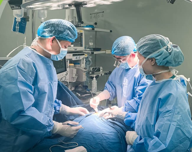 Các bác sĩ phẫu thuật vi phẫu bàn tay cho trẻ