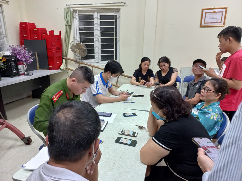 Một điểm kích hoạt tài khoản định danh điện tử có sự trợ giúp của nam sinh viên hiện đang thuê nhà trọ trên địa bàn phường