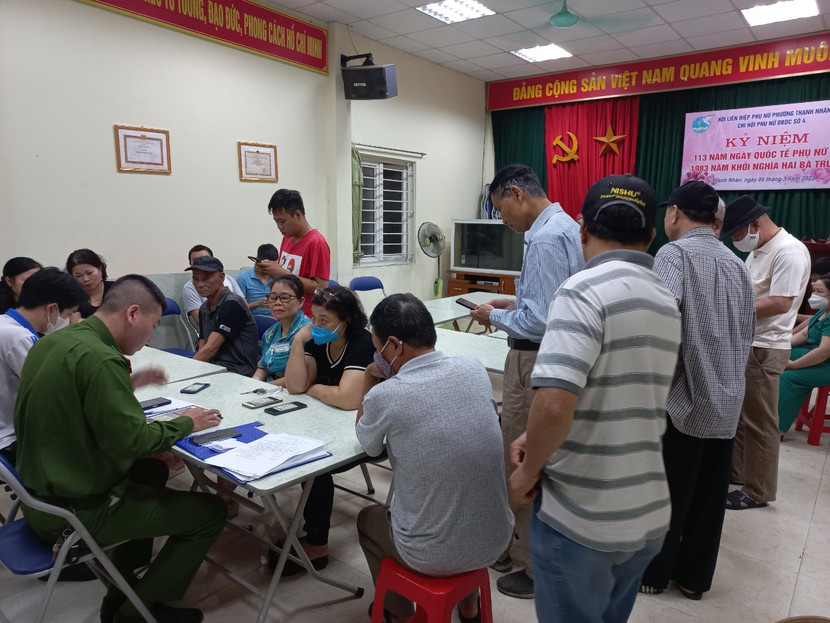 Triển khai theo phương pháp "xương cá" nên tại các điểm kích hoạt, người dân đến thực hiện rất đông