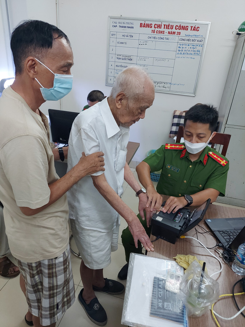 Được tuyên truyền, vận động, nhiều hộ gia đình đã chủ động đưa người thân đi làm CCCD gắn chíp