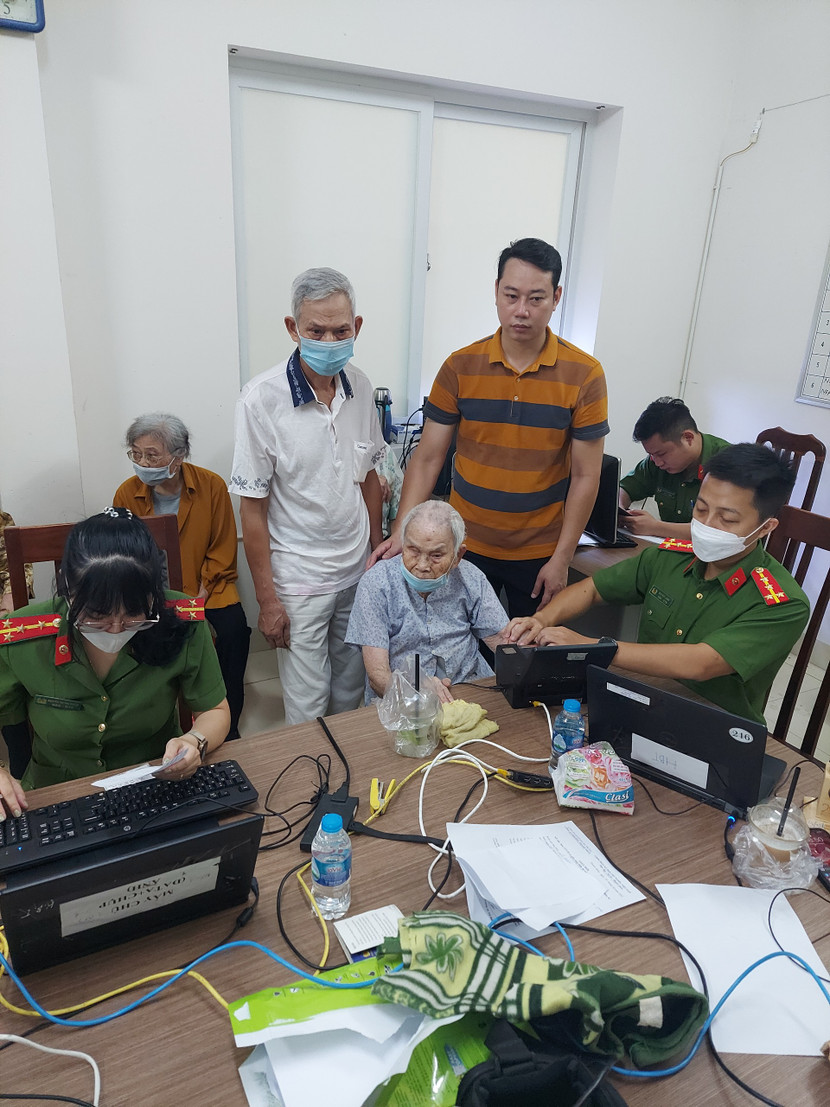 Tỉ mỉ trong từng thao tác, cán bộ chiến sĩ Công an phường Thanh Nhàn quyết tâm thực hiện Mệnh lệnh 01 với mục tiêu "về đích" sớm