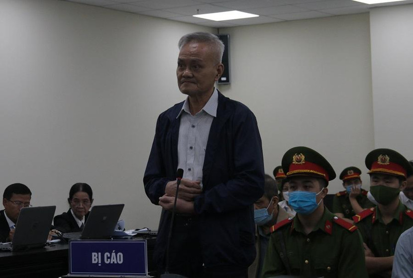 Bị cáo Lương Văn Hóa - cựu Tổng giám đốc Công ty Dược Cửu Long trả lời thẩm vấn tại tòa. Bị cáo Lương Văn Hóa - cựu Tổng giám đốc Công ty Dược Cửu Long trả lời thẩm vấn tại tòa.