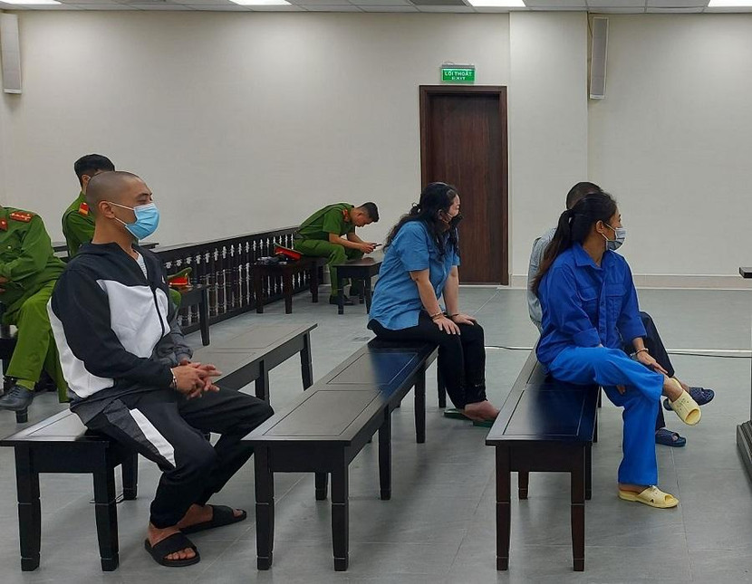 Các bị cáo trước khi tòa bước vào hội trường xử án