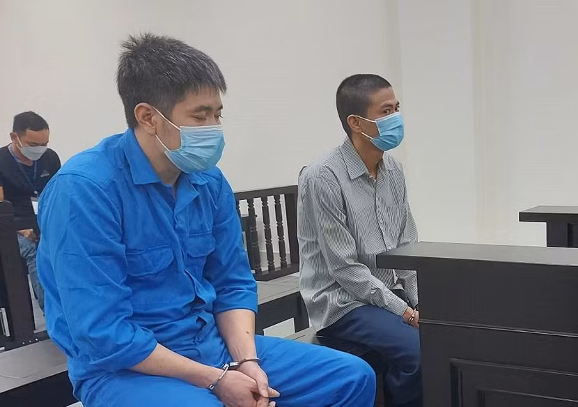 Hai bị cáo đánh chết bạn nhậu bị đưa ra xét xử tại phiên tòa.