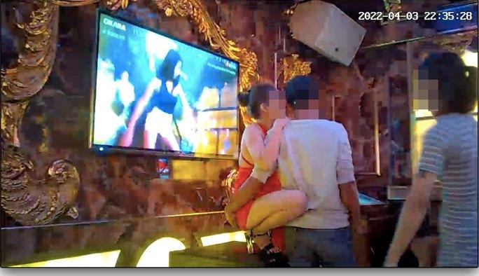 Karaoke không lành mạnh luôn tiềm ẩn những nguy cơ "tội lỗi".