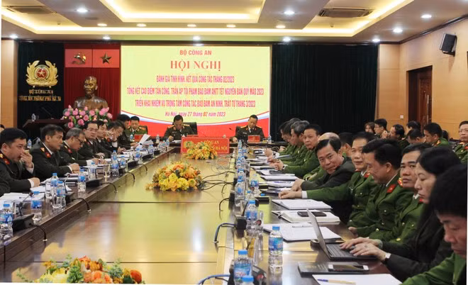 Hội nghị giao ban tháng 2-2023 và tổng kết cao điểm tấn công trấn áp tội phạm, bảo đảm an ninh, trật tự Tết Nguyên đán Quý Mão 2023 dưới hình thức trực tuyến đến Công an 63 tỉnh, thành phố (Trong ảnh: Hình ảnh tại điểm cầu CATP Hà Nội) Hội nghị giao ban tháng 2-2023 và tổng kết cao điểm tấn công trấn áp tội phạm, bảo đảm an ninh, trật tự Tết Nguyên đán Quý Mão 2023 dưới hình thức trực tuyến đến Công an 63 tỉnh, thành phố (Trong ảnh: Hình ảnh tại điểm cầu CATP Hà Nội)