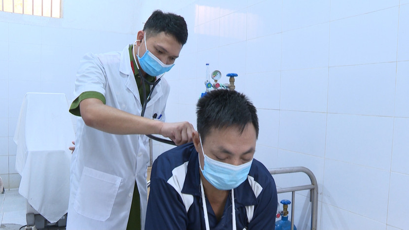 Bác sĩ Nguyễn Thế Nhiên thăm khám bệnh nhân Bác sĩ Nguyễn Thế Nhiên thăm khám bệnh nhân