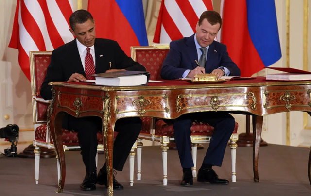 Tổng thống Mỹ Barack Obama và Tổng thống Nga Dmitry Medvedev ký hiệp ước New START, ngày 8-4-2010