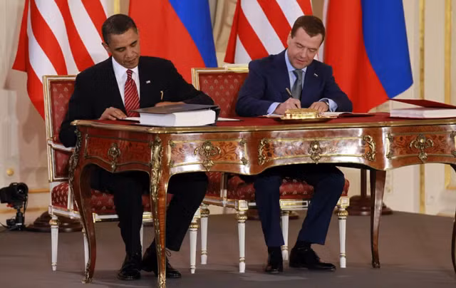 Tổng thống Mỹ Barack Obama và Tổng thống Nga Dmitry Medvedev ký hiệp ước New START, ngày 8-4-2010 Tổng thống Mỹ Barack Obama và Tổng thống Nga Dmitry Medvedev ký hiệp ước New START, ngày 8-4-2010