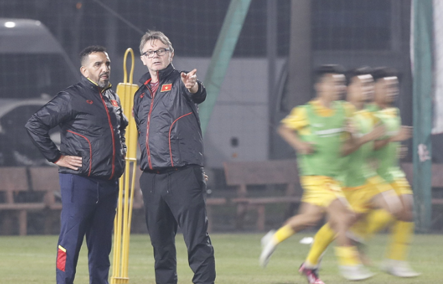 Thầy trò HLV Philippe Troussier đã tập làm quen với khung giờ thi đấu đêm muộn