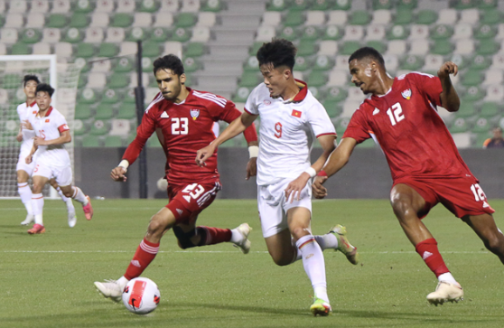 U23 Việt Nam (áo trắng) đã chơi tốt trong hiệp 1 trước đối thủ mạnh UAE U23 Việt Nam (áo trắng) đã chơi tốt trong hiệp 1 trước đối thủ mạnh UAE