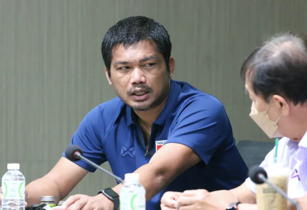 HLV Issara của U23 Thái Lan tại cuộc họp chuẩn bị cho Doha Cup 2023 HLV Issara của U23 Thái Lan tại cuộc họp chuẩn bị cho Doha Cup 2023