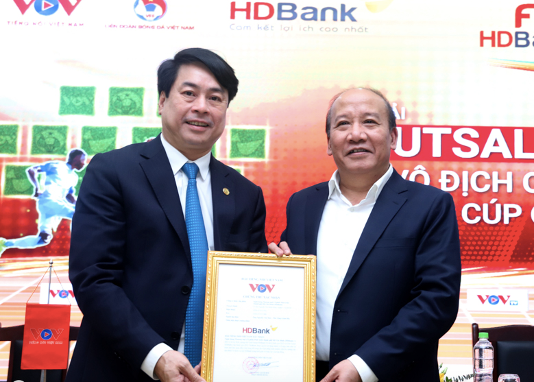 Đại diện ban tổ chức và nhà tài trợ giải tại lễ công bố, chiều 14-3