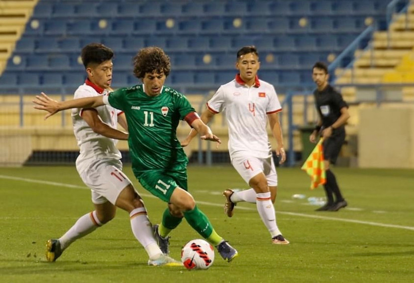 U23 Việt Nam (áo trắng) gặp khó khi chơi thiếu người trước U23 Iraq