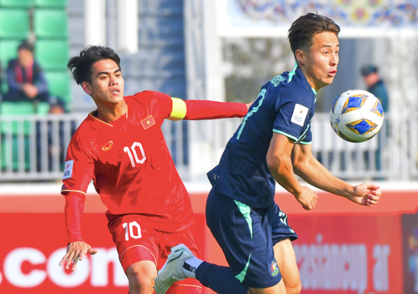 Đội trưởng Khuất Văn Khang (trái) chơi năng nổ, góp công lớn vào chiến thắng của Việt Nam trước Australia tại vòng chung kết U20 châu Á 2023