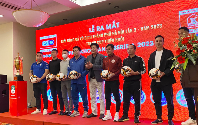 Đại diện 8 đội nhận bóng thi đấu từ ban tổ chức và nhà tài trợ