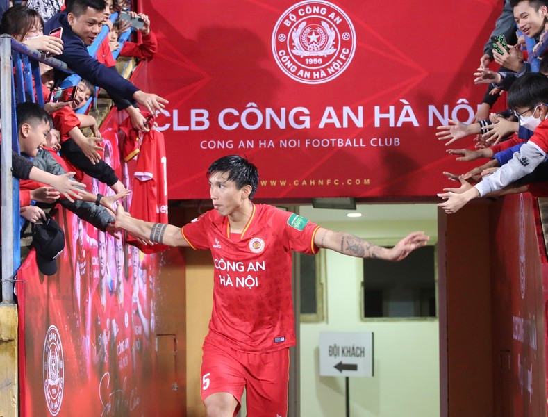 Người hâm mộ có thể dễ dàng đặt mua trực tuyến và yêu cầu in số áo cầu thủ mình yêu thích