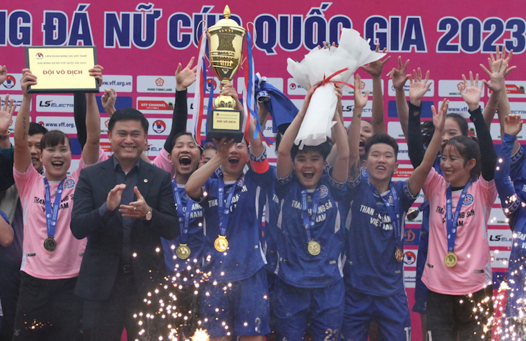 Cầu thủ Than khoáng sản Việt Nam phấn khích ăn mừng chức vô địch Cúp quốc gia 2023