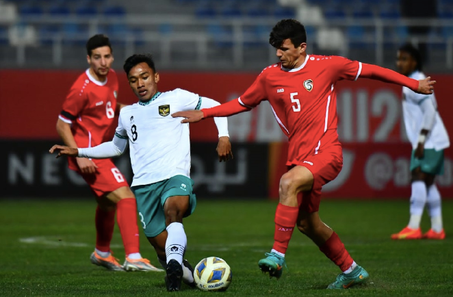 U20 Indonesia (áo trắng, 3 điểm/2 trận) có cơ hội vào tứ kết châu Á U20 Indonesia (áo trắng, 3 điểm/2 trận) có cơ hội vào tứ kết châu Á
