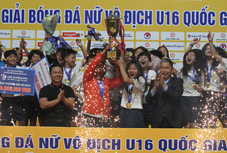 U16 nữ Phong Phú Hà Nam nâng cao cúp vô địch quốc gia 2023