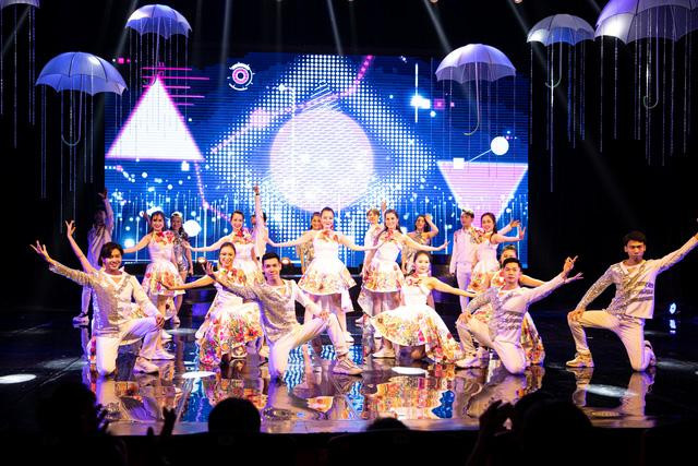 Chương trình ca nhạc -hài kịch "Thank xuân 21" do các nghệ sĩ Nhà hát Tuổi trẻ biểu diễn