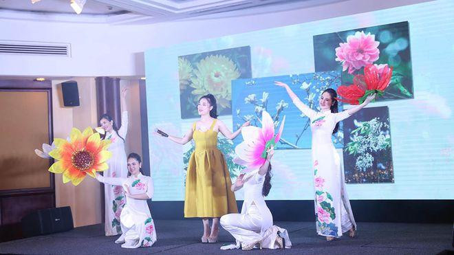 Một tiết mục văn nghệ tại buổi lễ trao giải cuộc thi viết