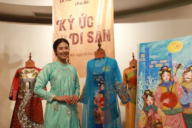 Hoa hậu Ngọc Hân trao tặng bộ thiết kế áo dài Hoa hậu Ngọc Hân trao tặng bộ thiết kế áo dài