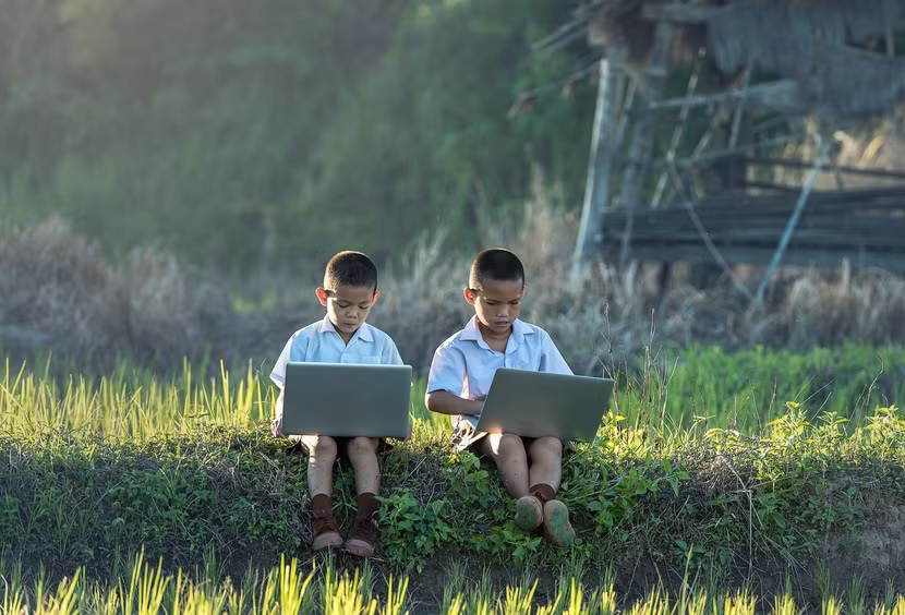 (Khi cuộc sống của trẻ gắn liền với công nghệ. Ảnh minh họa: Nguồn Sasint)