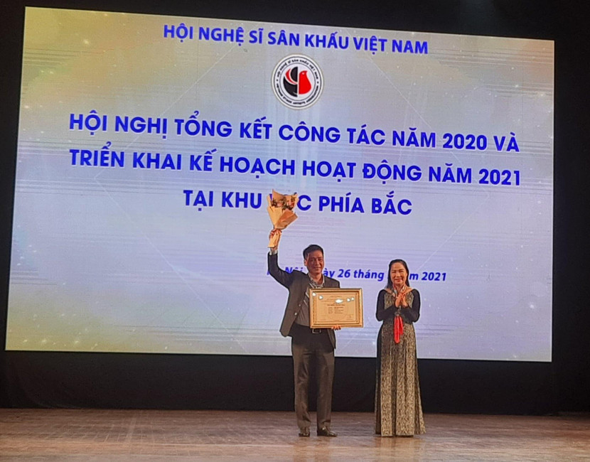 NSND Trịnh Thúy Mùi trao giải Vở diễn xuất sắc cho đại diện Nhà hát Kịch Việt Nam